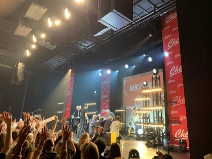 Standing ovation pour Patrick Bruel lors de son Concert super privé. Un moment fort en émotion.