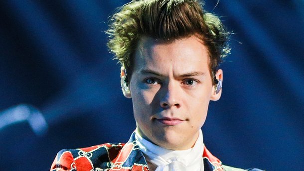 Harry Styles touché par des fans en plein concert
