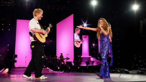Shakira partage un tendre duo sur scène avec Ed Sheeran sur "Underneath Your Clothes"