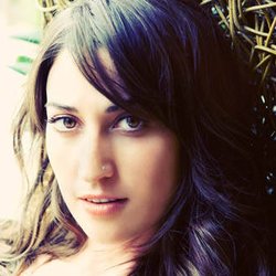 Sara Bareilles convie plein de stars dans son nouveau clip