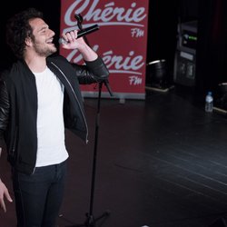 Amir interprète ses plus grands titres sur la scène du concert Pop Love