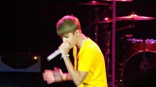 Justin Bieber suprend Selena Gomez en plein concert!