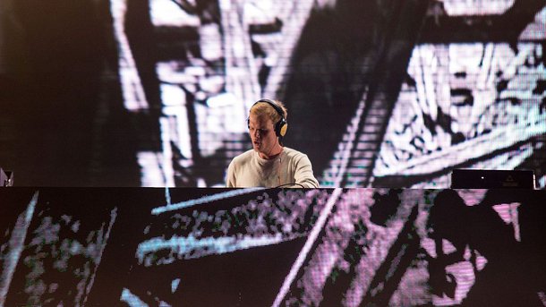 Avicii : le message engagé à travers son clip "Hey Brother"