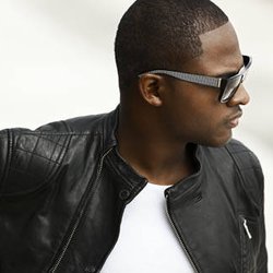 Taio Cruz copine avec les perroquets de Rio