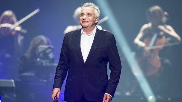 "Souris-moi" : Michel Sardou dévoile un titre inédit qui "nous fait du bien" (Clip)