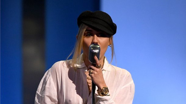 Miley Cyrus promet de nouveaux hits très bientôt