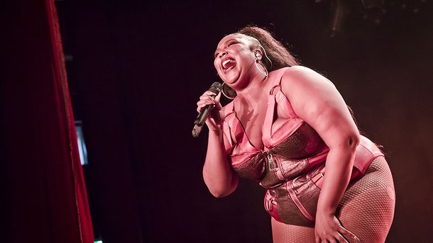 Lizzo: son hilarant "Bottle Cap Challenge"
