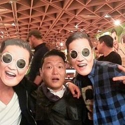 PSY : ‏  3 PSYs #inLONDON lol
