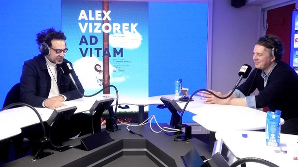 Julien Santini - la bio “à peu près” d’Alex Vizorek