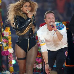 Beyoncé, Chris Martin et Bruno Mars lors de la mi-temps du Superbowl!
