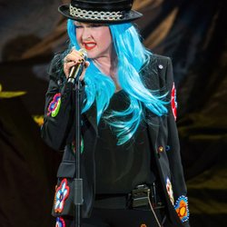 Cyndi Lauper et sa chevelure bleu lagon