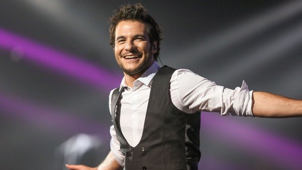 Amir invite son père sur scène et émeut tout le public!