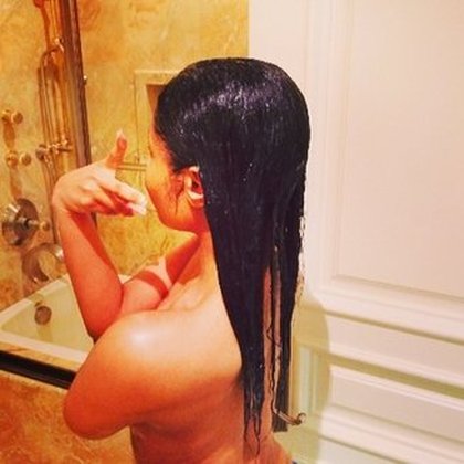 Nicki Minaj topless dans sa salle de bain !