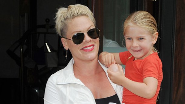 Pink: sa fille est déjà à l’aise en moto!