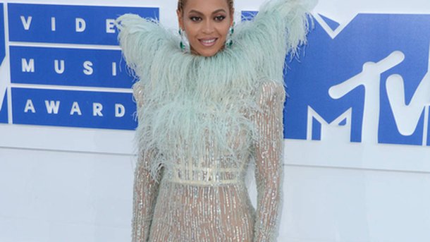 Beyoncé aux VMAs : découvrez la robe à 11.000 dollars de Blue Ivy!