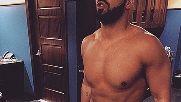 Drake : fier de ses abdos !