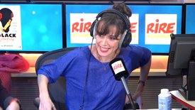 Vanessa Kayo à Virginie Lemoine , Mélanie Page et Arthur Jugnot : "Black comedy, ça veut dire humour noir en Français. Y'a donc un petit jeu de mots, puisque ça se passe dans le noir. Mais en lumière.."