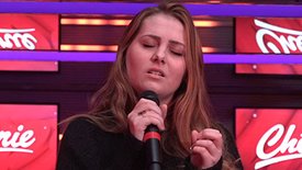 Seemone interprète le titre «Tous les deux» en session acoustique