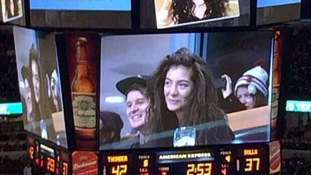 Lorde : elle commente en live son premier match de basket !