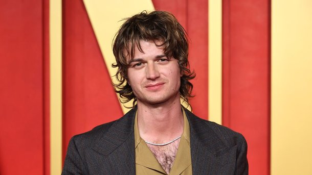 « Stranger Things » : l’interprète de Steve cartonne avec sa musique