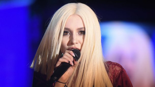 Ava Max : les coulisses de son clip royal pour "Kings and Queens"