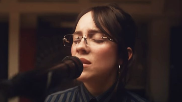 Billie Eilish dévoile de magnifiques versions acoustiques de « Hit Me Hard And Soft »