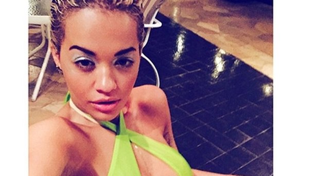Rita Ora : hot en Indonésie!