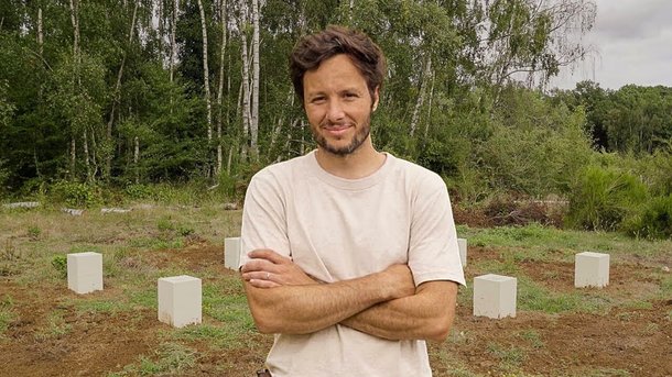 "Je n'ai que deux mains" : Vianney partage l'avancée de la construction de sa cabane