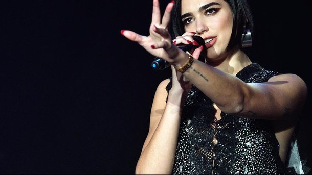 Dua Lipa: les secrets de son look original