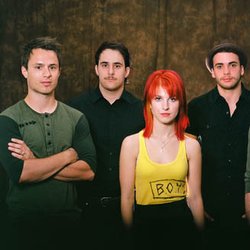 Paramore : le clip de Playing God, avec sa chanteuse folle 