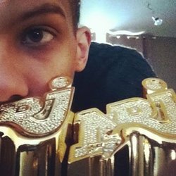 Stromae ‏: Merci à tous pour vos votes et merci à l'équipe! (Mosaert & Island France) 