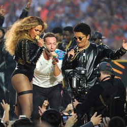 Beyoncé, Chris Martin et Bruno Mars lors de la mi-temps du Superbowl!