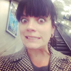 Lily Allen: Il pleut et il n’y a pas de taxi. Je prends le métro. Ca me coûte 4.50 pour aller de green park à bond street. Je suis épuisée.