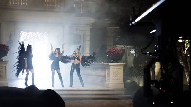 Ariana Grande, Miley Cyrus, Lana Del Rey: découvrez les coulisses du tournage de «Don’t Call Me Angel»