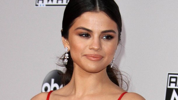 Selena Gomez pose en son string!