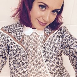 Katy Perry: OOTD school girl raincoat vibez