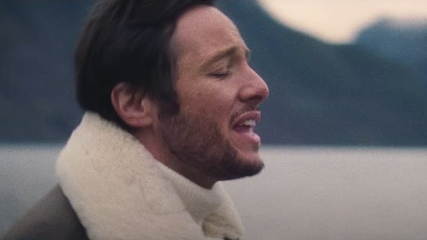 Vianney prend de la hauteur dans le clip glacial "Where do I go"