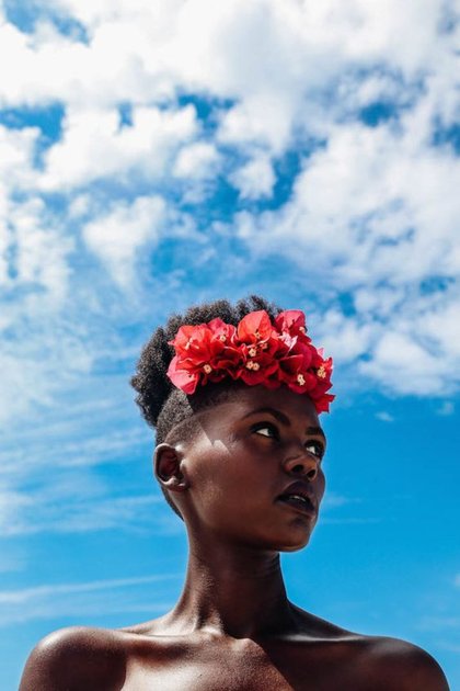 Le bun orné d'une couronne de fleurs