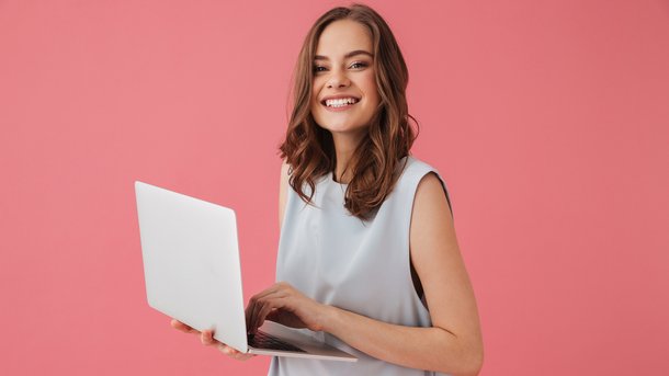 Les infos du Réveil Chérie : une grande marque vient de dévoiler le premier ordinateur portable qui se recharge uniquement grâce à la lumière du jour !