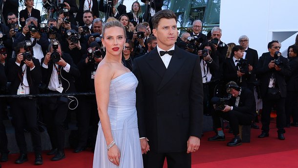 Scarlett Johansson amoureuse à Cannes : qui est son mari Colin Jost ?