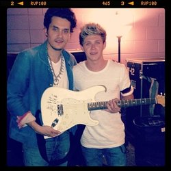 Niall Horan, ce qu'il aime : sa guitare ! "J'ai rencontré le meilleur guitariste de notre génération la nuit dernière, un musicien incroyable et un mec super sympa!"