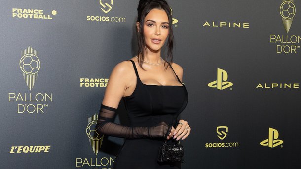 Nabilla splendide sur le tapis rouge du Ballon d’Or 2022