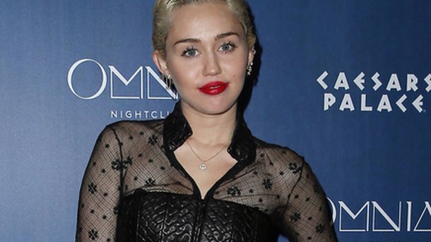 Miley Cyrus dévoile une adorable photo de famille!