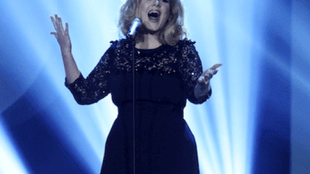Adele : trop émue pour chanter les hits d'Amy Winehouse