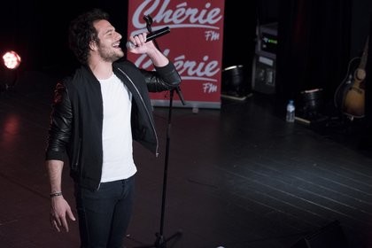Amir interprète ses plus grands titres sur la scène du concert Pop Love