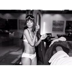 Rihanna : toujours en bikini, même au ski ! 