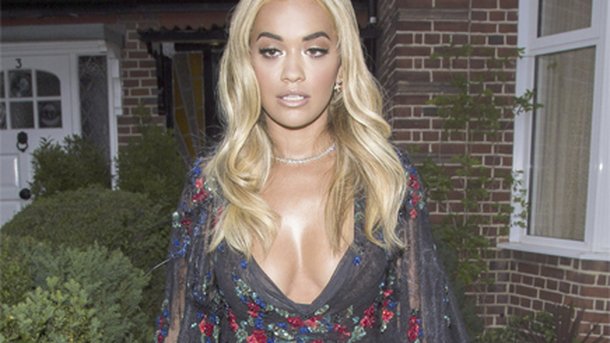 Rita Ora : décolleté vertigineux pour une soirée à Londres!