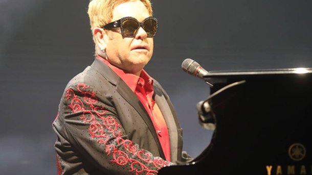 Elton John s’effondre sur scène