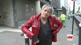Jean Yves Lafesse parle avec des balayeurs de son retour sur Rire & Chansons