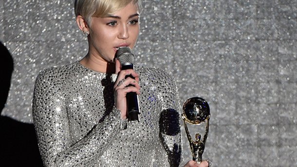 Miley Cyrus reprend les Beatles pour la bonne cause !